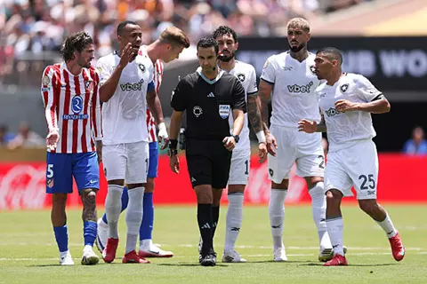 اعتراض على الحكم وحديث سيميوني مع تيليس.. أبرز لقطات مباراة أتلتيكو مدريد وبوتافوجو (صور)